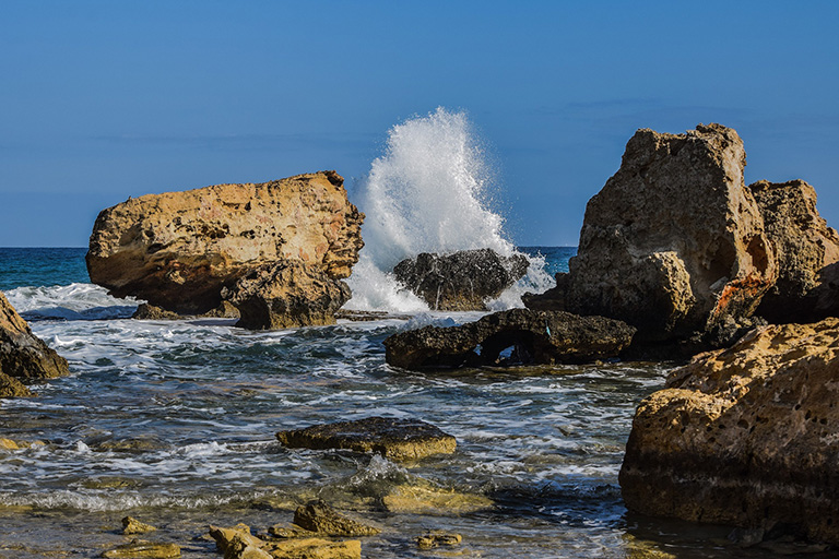 Wave breaking on rocks